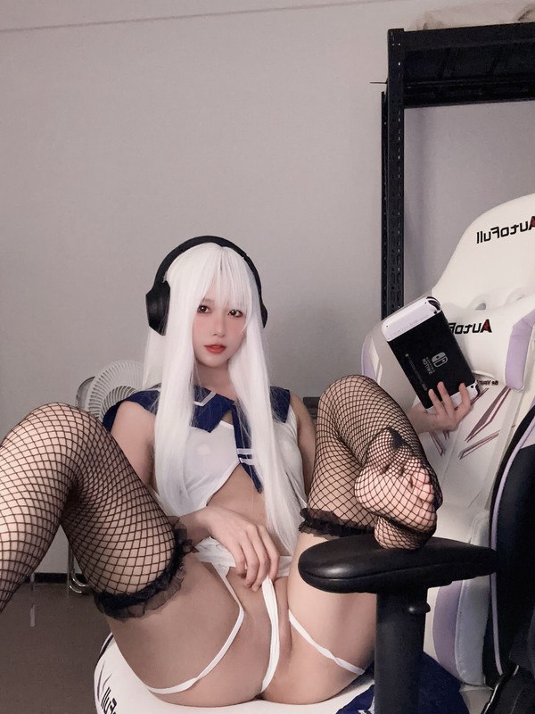 #老婆闺蜜 穿着性感的渔网丝袜打游戏，真想插入她的下面，在家太骚了  第1张