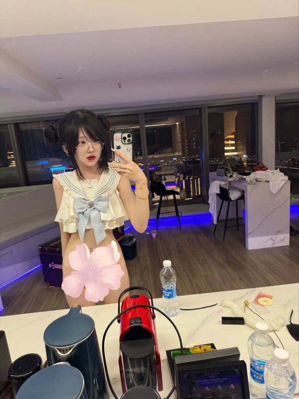 #吃瓜 高中生 给人发裸聊 全裸曝光 诱人的身姿 穿着性感的白腿袜黑丝袜  第3张