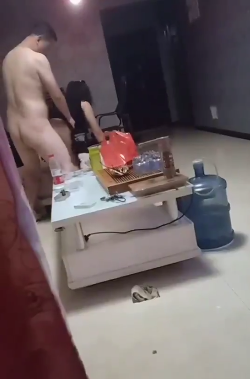 #吃瓜 兄弟喝醉睡着了，和他老婆在房间偷偷在做爱